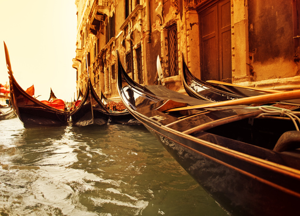 traditionele Venetië gondel rit - Foto, afbeelding