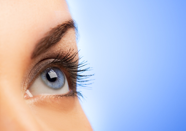Человеческий глаз на голубом фоне (мелкий DoF
) - Фото, изображение