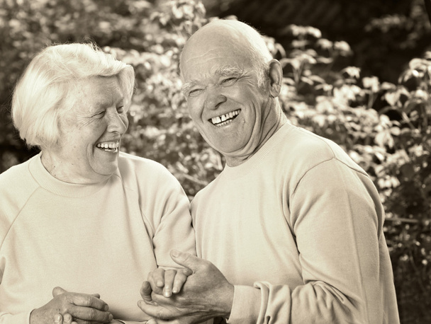 Ευτυχισμένο ηλικιωμένο ζευγάρι ερωτευμένο - Φωτογραφία, εικόνα