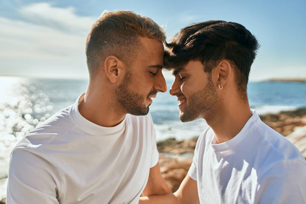 Romanttinen homo pari rannalla. - Valokuva, kuva