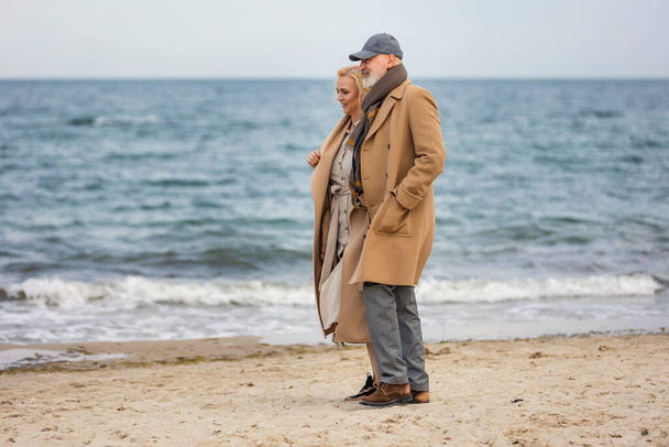 aged couple walking by the sea - Fotoğraf, Görsel