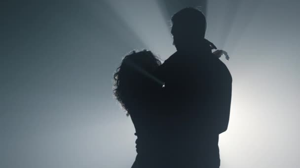 Silhouette eines sinnlichen Paares, das sich drinnen umarmt. Romantiker Mann Frau tanzt. - Filmmaterial, Video