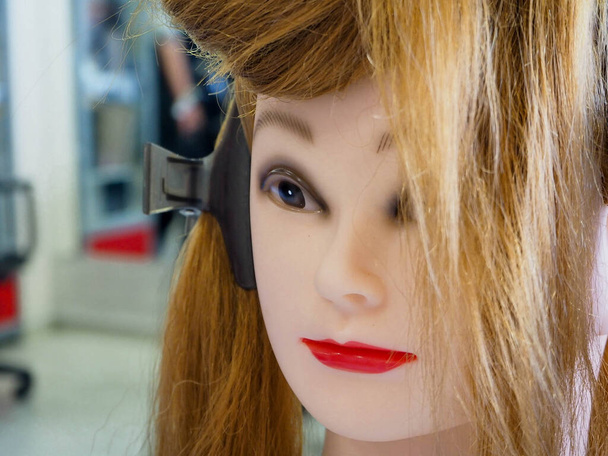 mannequins for training and training hairdressers with pinned hair  - Foto, afbeelding