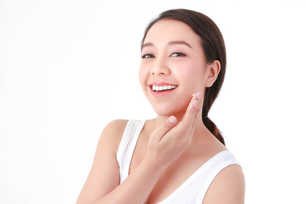 beautiful asian woman Have a beautiful smile, clean white teeth. Take care of the health of your face with skin creams. Beauty concept. white background - Foto, afbeelding