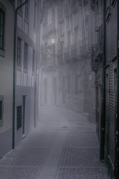 Velha rua estreita nebulosa do Porto ao amanhecer, Portugal. - Foto, Imagem