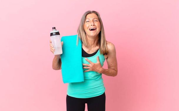 pretty middle age woman laughing out loud at some hilarious joke. fitness concept - Foto, Imagem