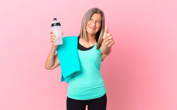 pretty middle age woman feeling proud,smiling positively with thumbs up. fitness concept - Fotoğraf, Görsel
