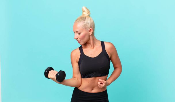 pretty adult woman with a dumbbell - Foto, afbeelding