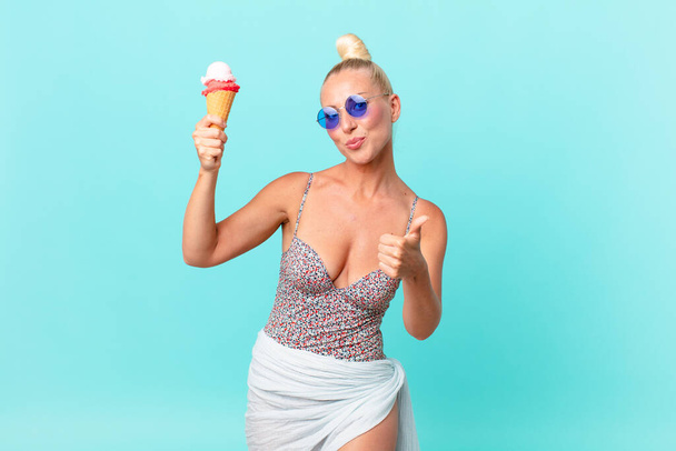 pretty blond woman with an ice cream. summer concept - Φωτογραφία, εικόνα