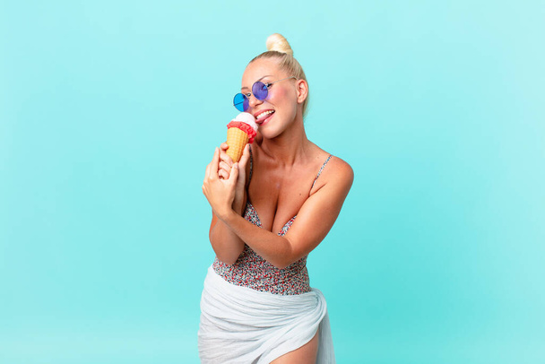 pretty blond woman with an ice cream. summer concept - Fotoğraf, Görsel