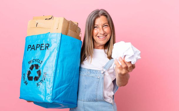 middle age pretty woman recycling paper - Fotografie, Obrázek