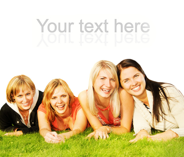 Groupe d'amis heureux allongés sur une herbe verte
 - Photo, image