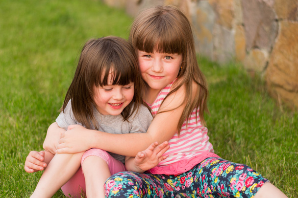 iki küçük çocuk çim - Fotoğraf, Görsel