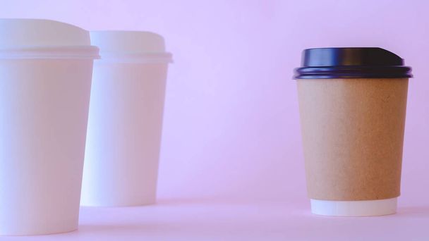 リサイクルペーパーコーヒーカップモックアップ、ピンクの背景に、ホワイトペーパーコーヒーカップ. - 写真・画像