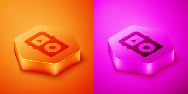 Isometrisches Musikplayer-Symbol isoliert auf orangefarbenem und rosa Hintergrund. Tragbares Musikgerät. Sechseck-Taste. Vektor - Vektor, Bild