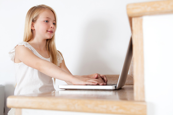Jeune fille utilisant un ordinateur portable
 - Photo, image