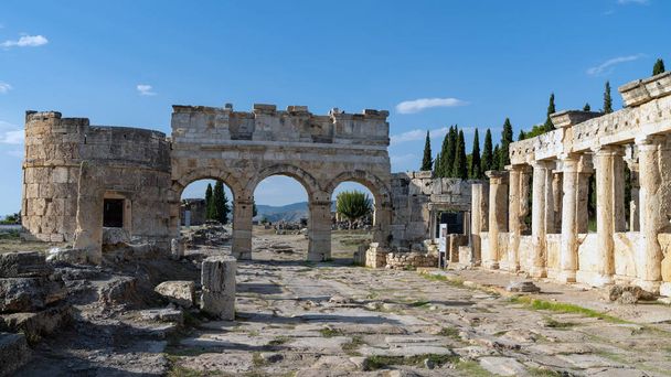 Denizli, Turkey - October 2019: Τα ερείπια της πόλης Hierapolis στην Pamukkale - Φωτογραφία, εικόνα