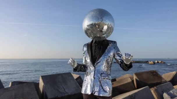 Pan disco ball tańczący nad oceanem - Materiał filmowy, wideo