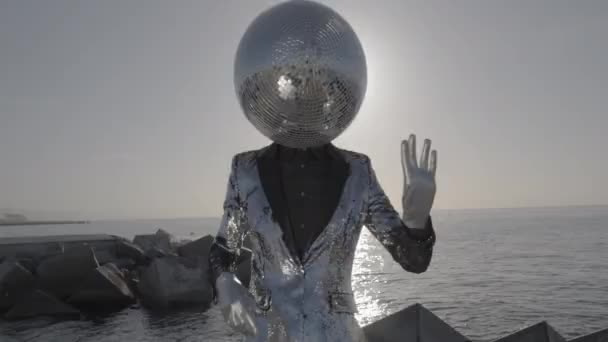 Pan disco ball tańczący nad oceanem - Materiał filmowy, wideo