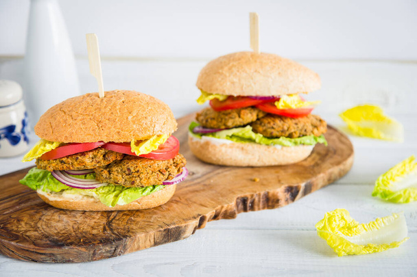 Hafif arka planda sebzeli vejetaryen mercimek burgeri. Bitki temelli gıda konsepti - Fotoğraf, Görsel