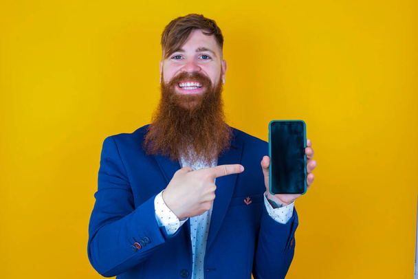 férfi egy okostelefon sárga háttér - Fotó, kép
