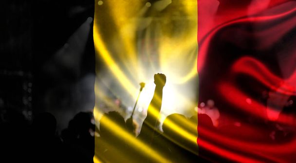 fotbaloví fanoušci podporující Belgii - dav slaví na stadionu se zdviženýma rukama proti belgické vlajce - Fotografie, Obrázek