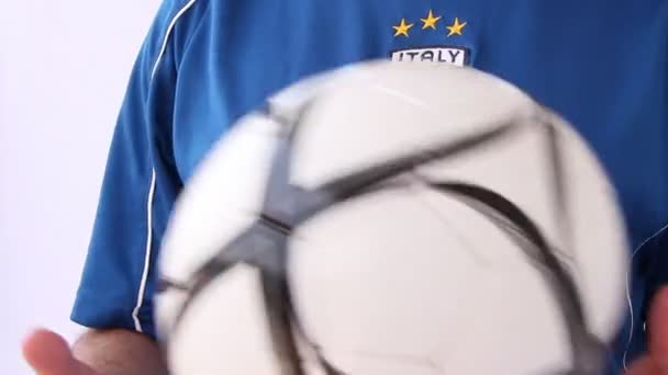 labdarúgó olasz nemzeti ruhát visel, és dobálta a labdát - Felvétel, videó
