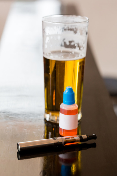 Пиво с электронным соком и электронной сигаретой
 - Фото, изображение