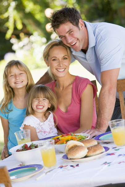 Family Enjoying A Barbeque - Foto, Imagen
