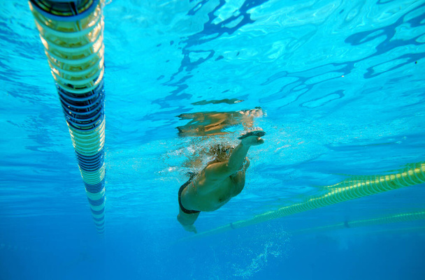 Plavec ve velkém venkovním bazénu                               - Fotografie, Obrázek
