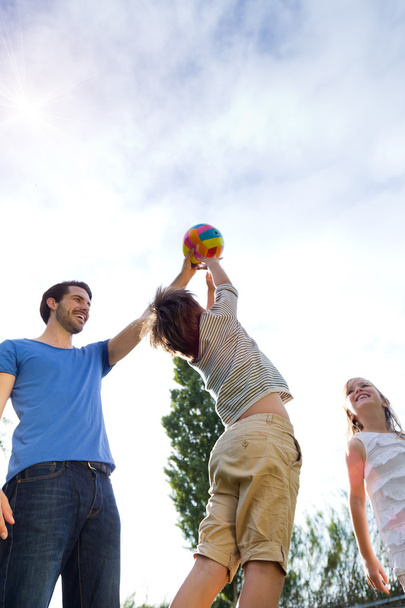 mladá rodina, otec a syn hrát míč v parku. - Fotografie, Obrázek