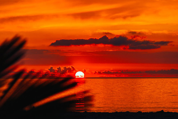 Kleurrijke zee zonsondergang tegen wolken - Foto, afbeelding