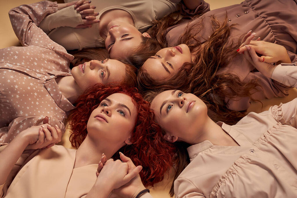 Caucasian Young Redhead Calm Women Laying Down On Floor, Feeling Calmness - Zdjęcie, obraz