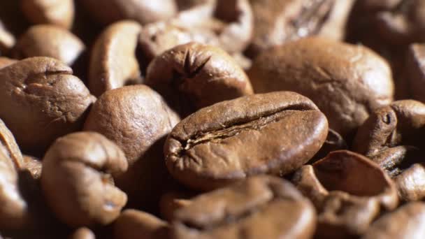 Смажені кавові зерна знімаються дуже близько, дим виходить з них, концепція смачних бобів для смачних напоїв
 - Кадри, відео
