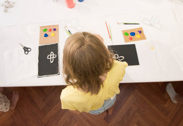 детская живопись или рисунок, досуг и творческая деятельность - Фото, изображение