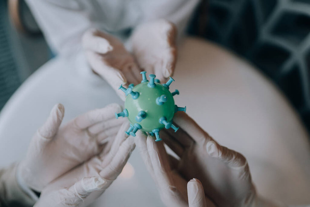 Modello di detenzione di virologi scienziati del nuovo Coronavirus o COVID-19 - Foto, immagini
