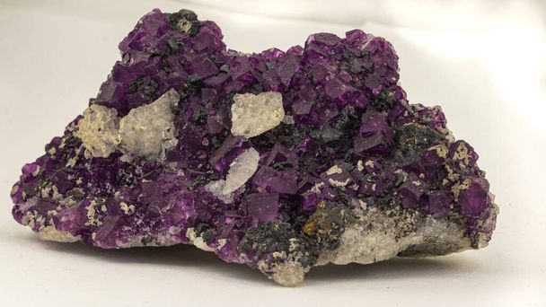 Muestra de fluorita con cristales cúbicos violetas - Foto, imagen