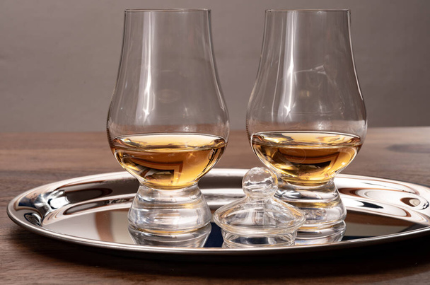Γευσιγνωσία ποτήρια ουίσκι ουίσκι single malt σερβίρεται σε δίσκο καθρέφτη χάλυβα με αντανάκλαση από κοντά - Φωτογραφία, εικόνα