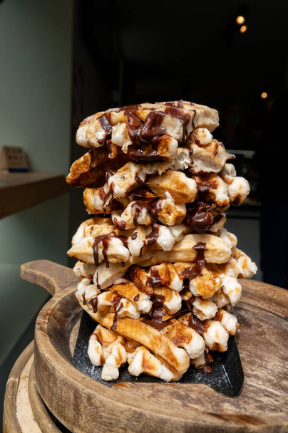 Gofres de azúcar belgas a la venta en panadería en Brujas, Bélgica - Foto, imagen