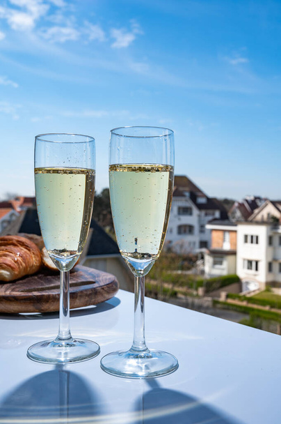 Пиття пирога шампанського ігристе вино у склянках флейти на відкритому кафе або бістро терасі у Франції в сонячний день. - Фото, зображення