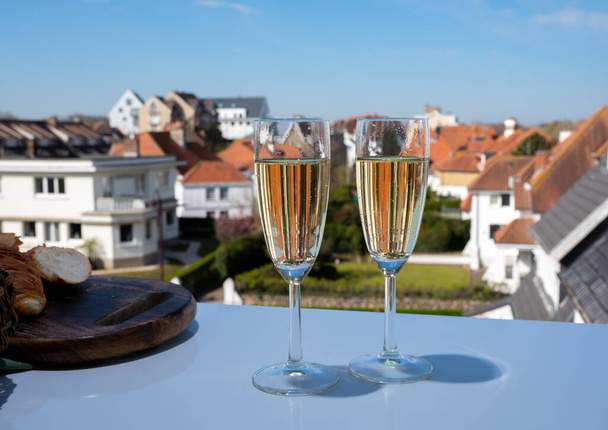 Beber vinho espumante de champanhe Brut em taças de flauta no café ao ar livre ou no terraço do bistrô na França no dia ensolarado - Foto, Imagem