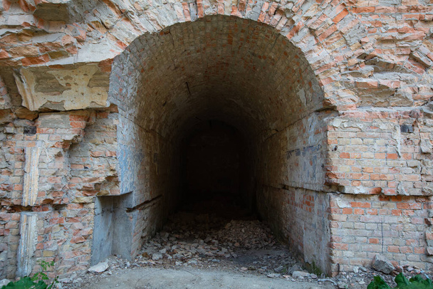 Forte Tarakaniv Militar Abandonado (Forte de Dubno, Nova Fortaleza de Dubno) - uma estrutura defensiva do século XIX em Tarakaniv, região de Rivne, Ucrânia. - Foto, Imagem