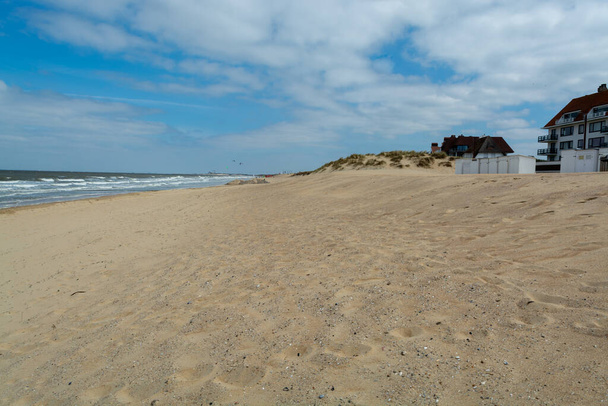 Κίτρινες αμμώδεις παραλίες σε μικρή βελγική πόλη Knokke-Heist, προορισμός πολυτελών διακοπών, καλοκαιρινές διακοπές - Φωτογραφία, εικόνα