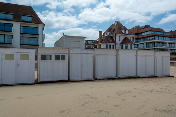 Желтые песчаные пляжи в маленьком бельгийском городке Кнокке-Хейст, роскошное место отдыха, летний отдых - Фото, изображение