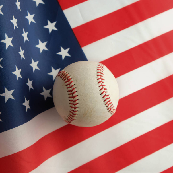 Pelota de béisbol sobre fondo de bandera americana - Foto, imagen