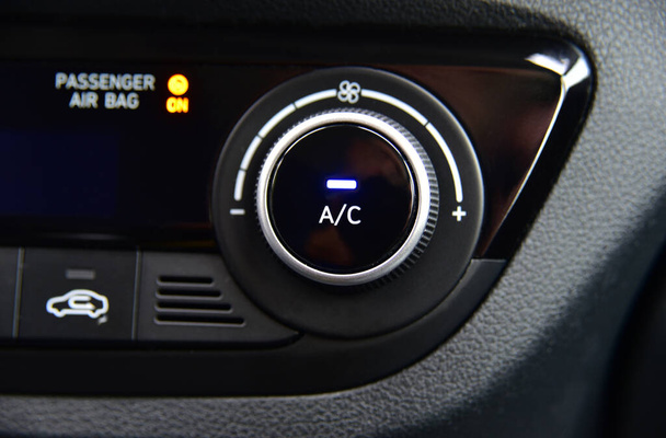 Tlačítka pro aktivaci klimatizace na palubní desce osobního automobilu - Fotografie, Obrázek