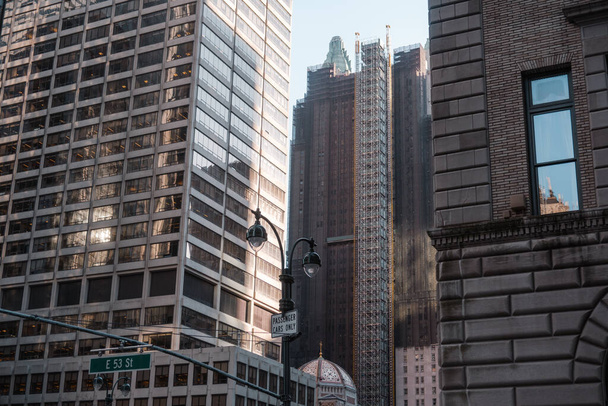 9 de marzo de 2020 - NUEVA YORK, NY: Midtown Upper East Manhattan, glass reflection buildings. Park avenue East 53rd Street señales, sección transversal  - Foto, Imagen