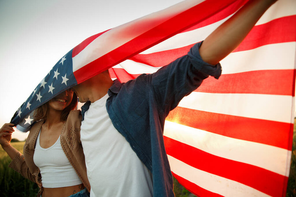 4 липня. День незалежності США відзначається національним американським прапором. - Фото, зображення