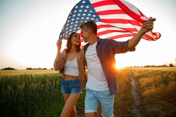 4 de julio. Día de la independencia de Estados Unidos celebrando con bandera nacional americana - Foto, imagen