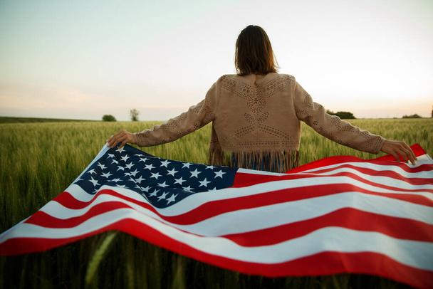 4 de Julho. Dia da independência dos EUA comemorando com bandeira nacional americana - Foto, Imagem